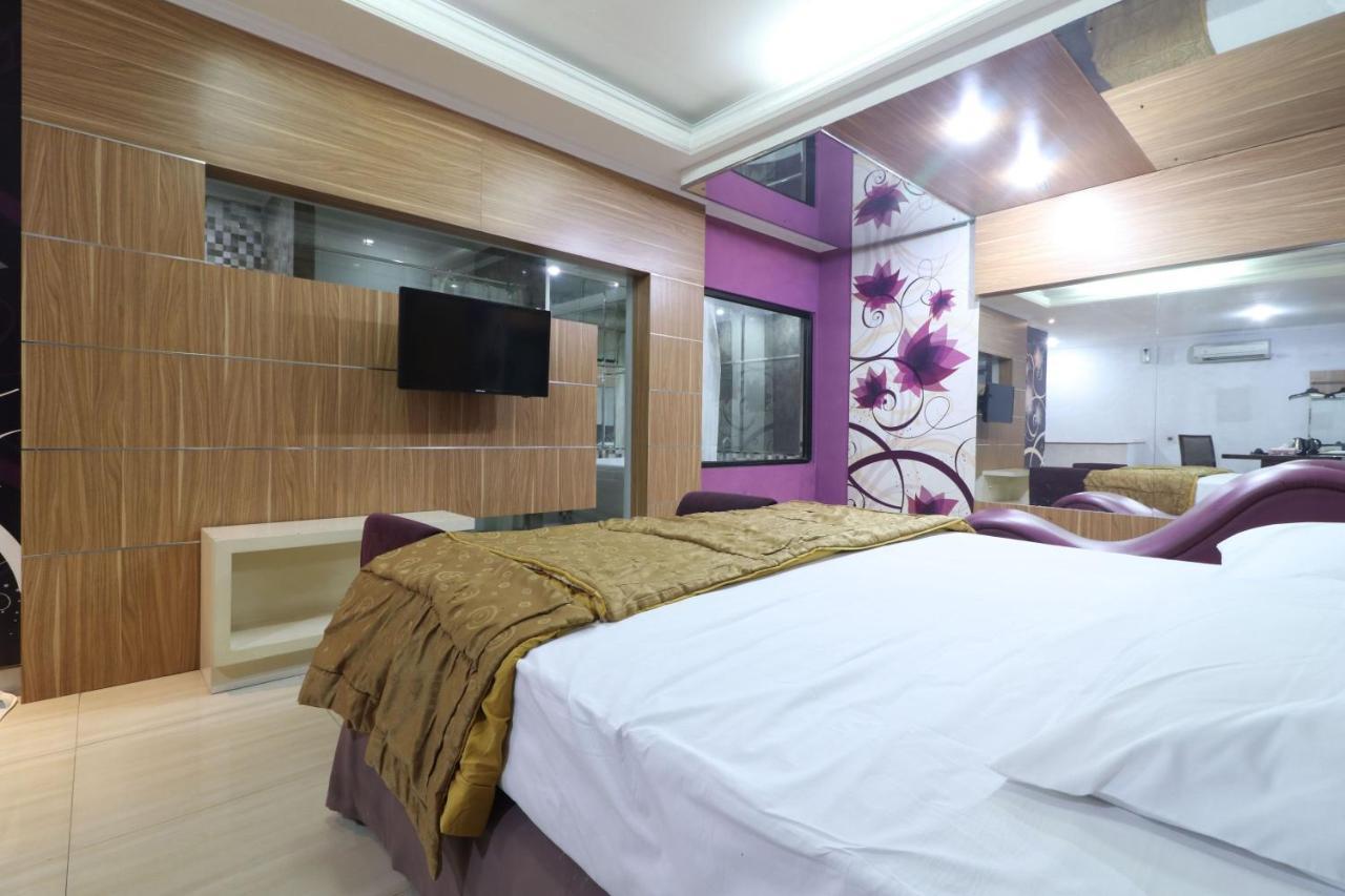 C'One Hotel Pulomas Jakarta Exterior photo