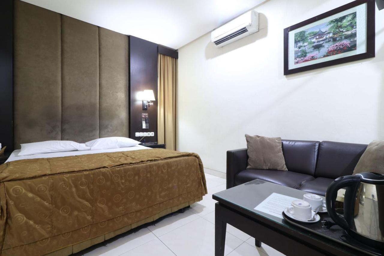 C'One Hotel Pulomas Jakarta Exterior photo